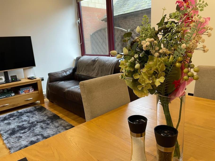 Modern Apartment 4 Mins From Gatwick Horley Eksteriør billede